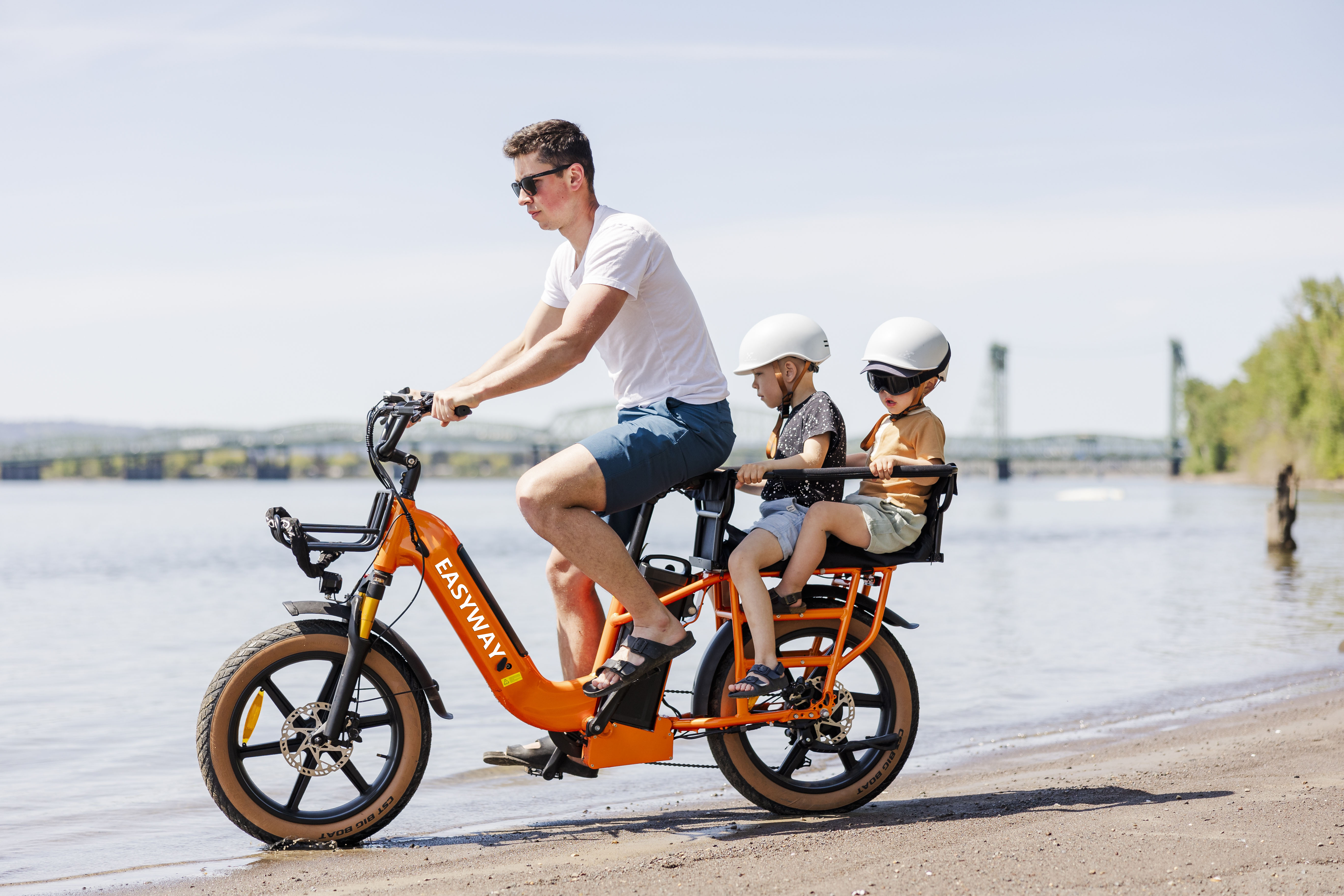 m1-family-ebike-beach-ride